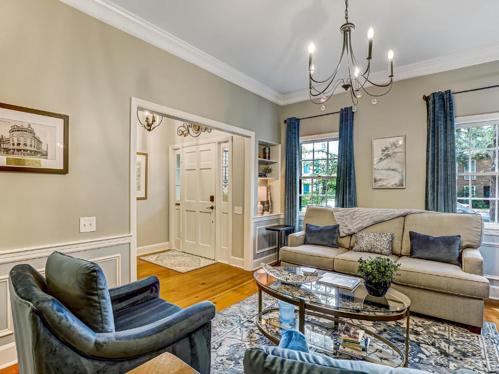 Designer Furnished on Jones St! Walk everywhere private parking heated pool access! - image 5