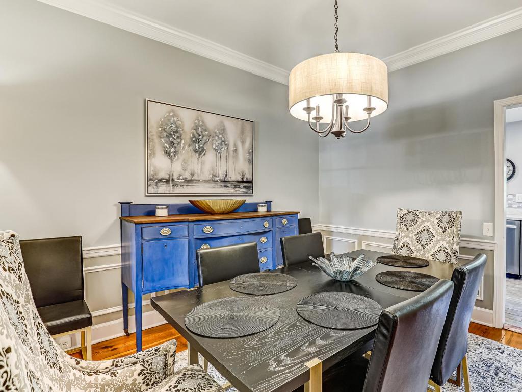 Designer Furnished on Jones St! Walk everywhere private parking heated pool access! - image 6