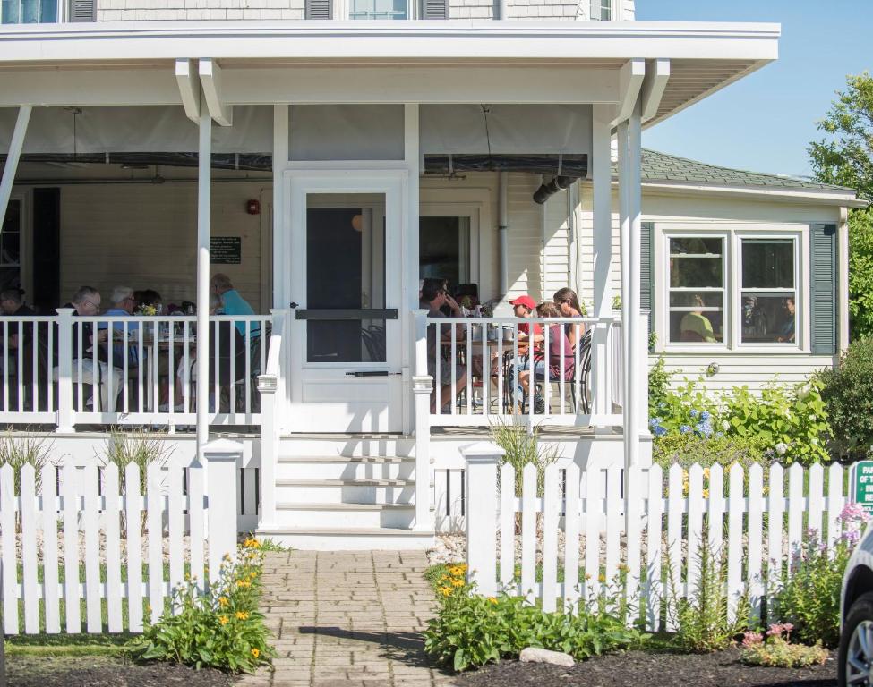 Higgins Beach Inn - image 3