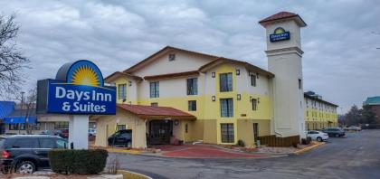 Days Inn & Suites by Wyndham Schaumburg- Woodfield Mall - image 1