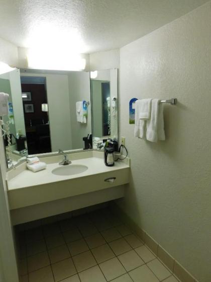 Days Inn & Suites by Wyndham Schaumburg- Woodfield Mall - image 15