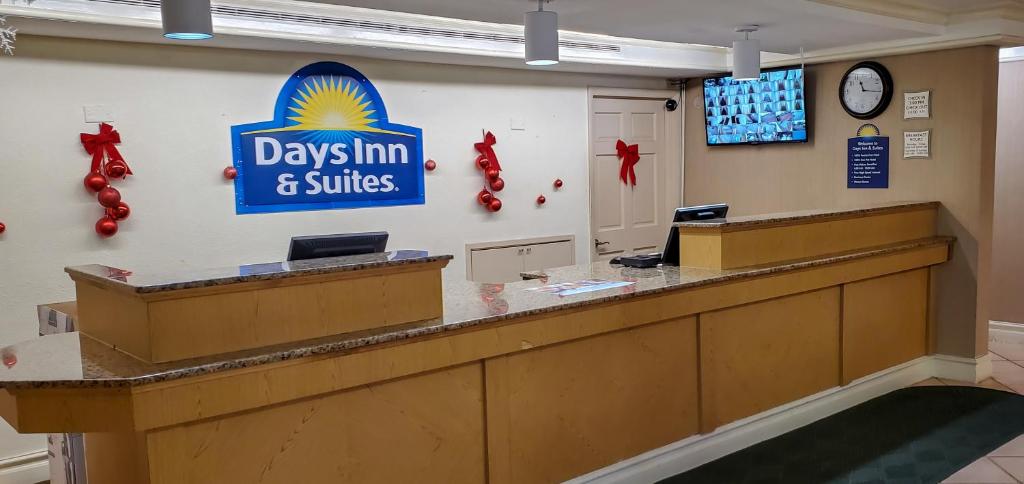 Days Inn & Suites by Wyndham Schaumburg- Woodfield Mall - image 3