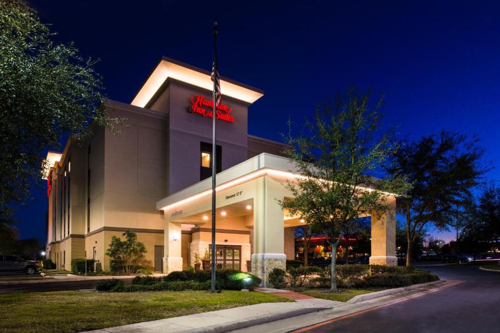 Hampton Inn and Suites Schertz - image 2