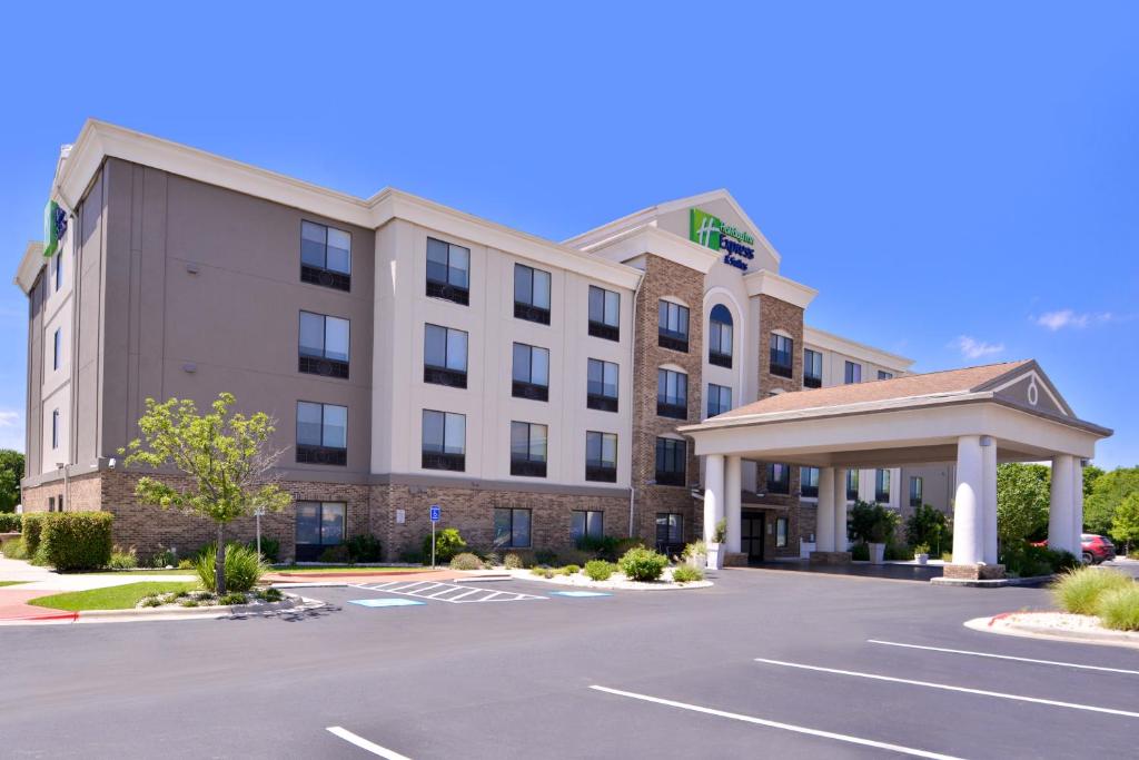 Holiday Inn Express & Suites Selma an IHG Hotel - main image