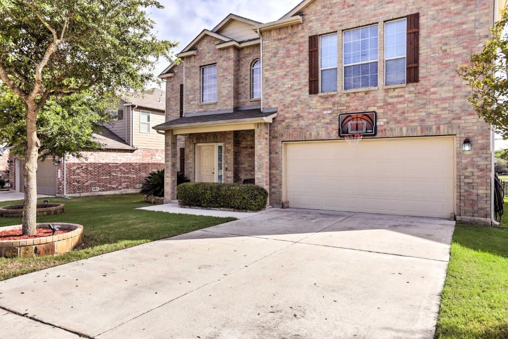 Schertz Family Home with Pool and Golf Course View - image 2