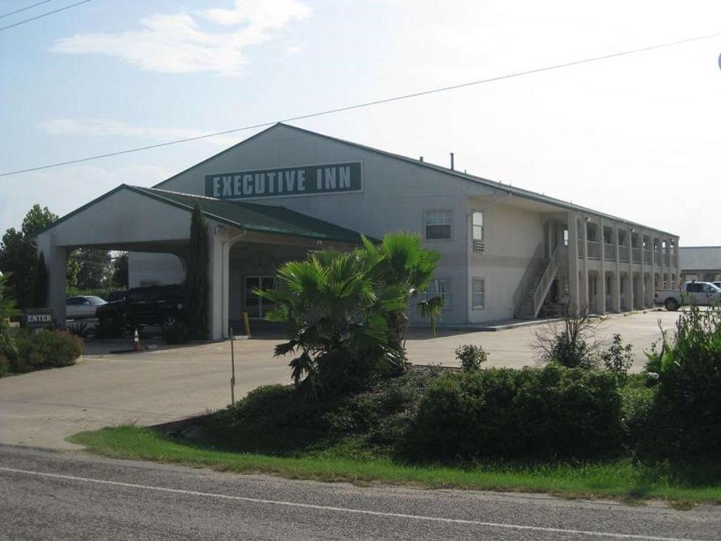 Executive Inn Schulenburg - image 2