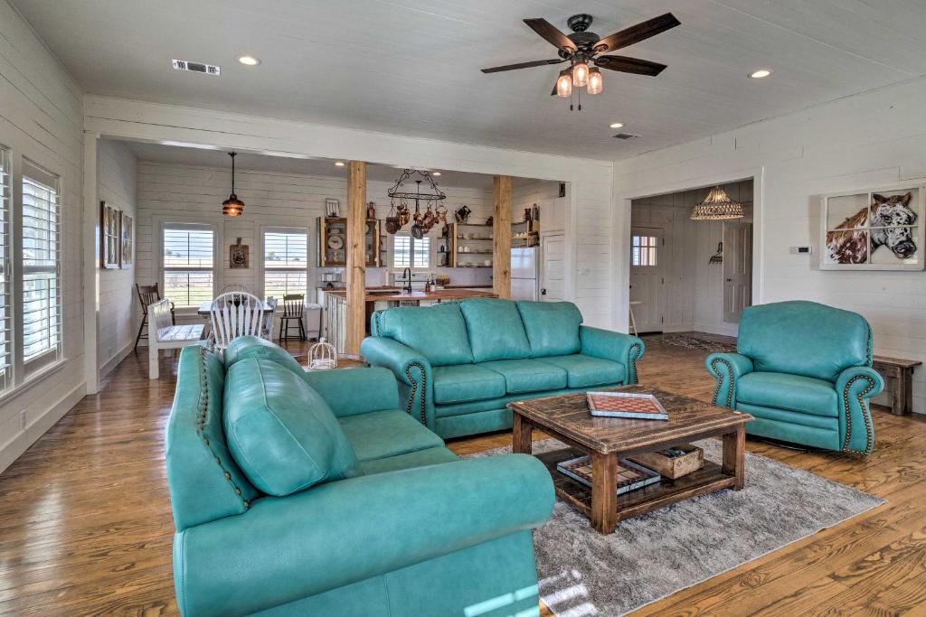 Renovated Schulenburg Retreat with Pool and Views - image 2