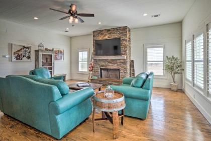 Renovated Schulenburg Retreat with Pool and Views - image 4