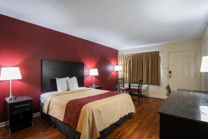 Red Roof Inn & Suites Scottsboro - image 9