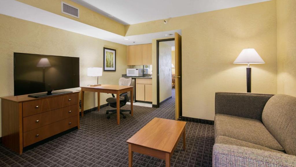 Best Western Plus Scottsdale Thunderbird Suites - image 5