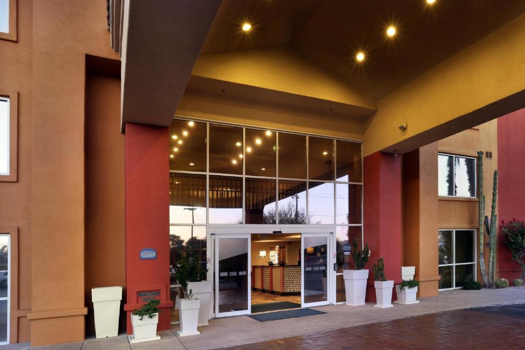 Holiday Inn Express Hotel & Suites Scottsdale - Old Town an IHG Hotel - image 4