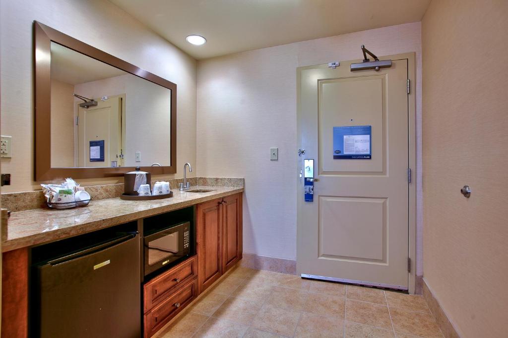 Hampton Inn & Suites Scottsdale Riverwalk - image 2