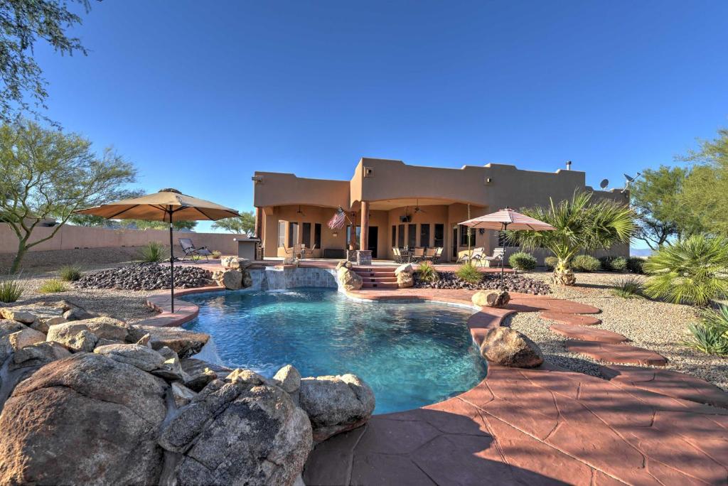 Tranquil Scottsdale Paradise Heated Pool Hot Tub - main image