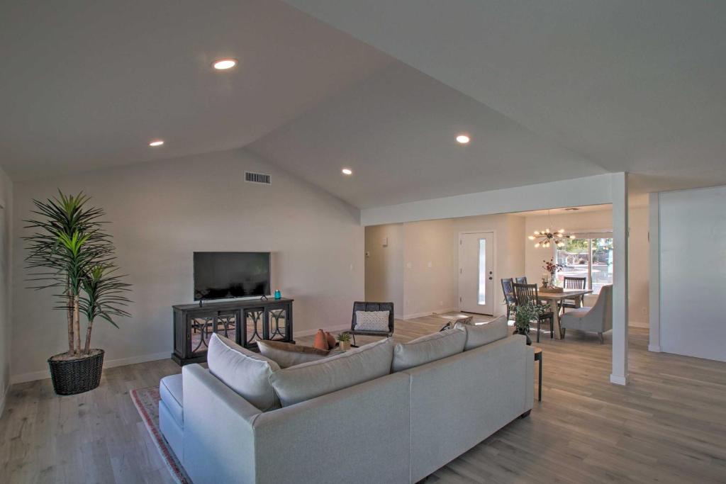 Spacious and Modern Home Less Than 6 Mi to Lookout Mountain! - image 3