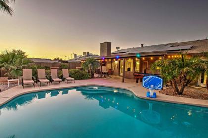 Luxe Desert Oasis with Putting Green and Hot tub Arizona