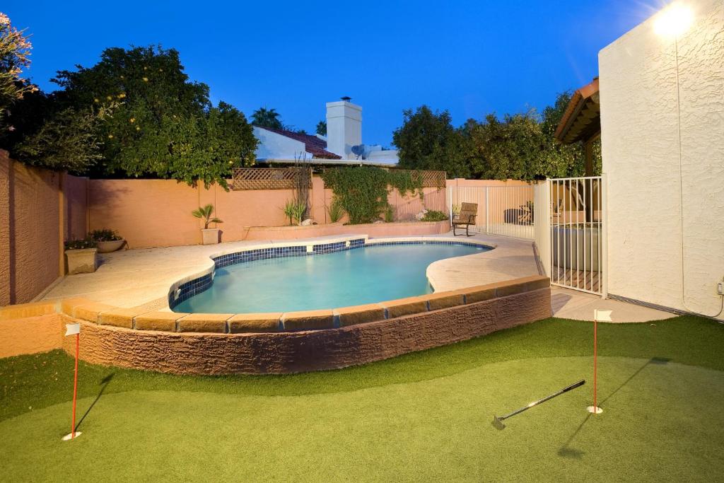 Super Private Backyard with Putting Green Private Pool & Spa - image 3