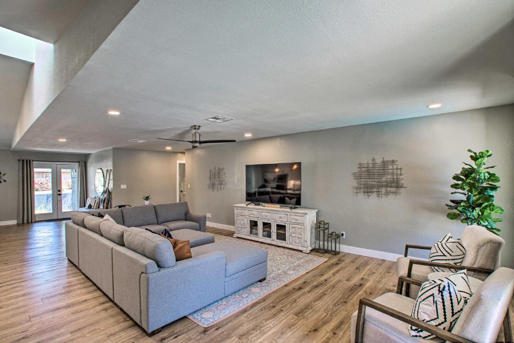 Central Scottsdale Oasis with Pool and Game Room! - image 4