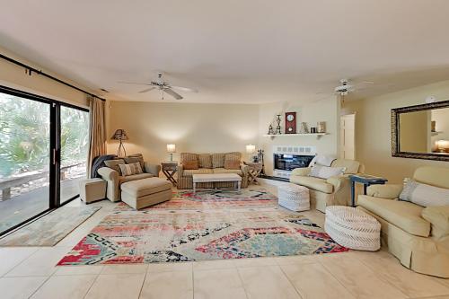 Five Oaks Coastal Cottage in Gated Seabrook Island home - image 3