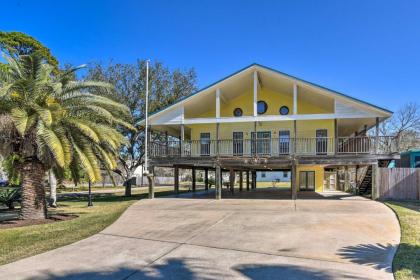 Seabrook Retreat with Deck Walk to the Beach!