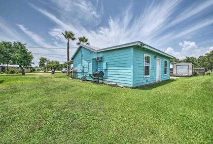 Seadrift Home with Deck and Grill - 5 Blocks to Bay - image 3