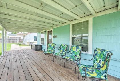 Seadrift Home with Deck and Grill - 5 Blocks to Bay - image 8