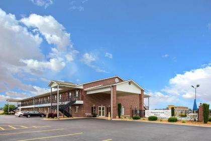 Econo Lodge Inn & Suites Searcy - image 2