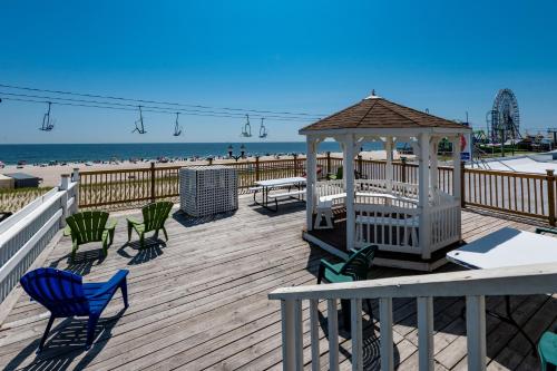 Boardwalk Hotel Charlee & Apartments Beach Hotel Oceanfront - image 5