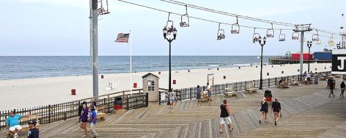 Boardwalk Sand & Surf Beach Hotel Oceanfront - image 2