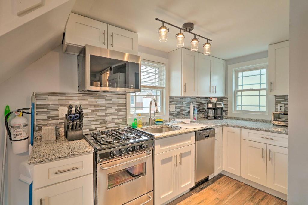 Modern Townhome Walk to Beach Bars and Eats! - image 3