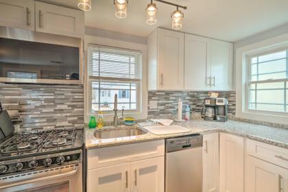 Modern Townhome Walk to Beach Bars and Eats! - image 9