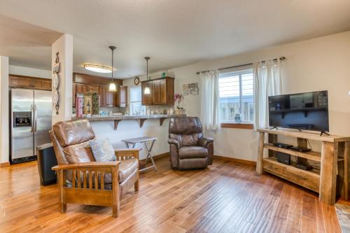 Seaside Upscale Townhome - image 3