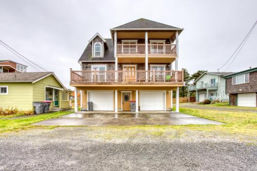 Spacious Seaside Home with an Ocean View - main image