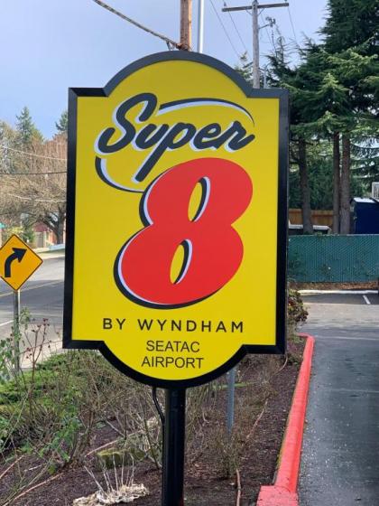 Super 8 by Wyndham SeaTac Airport - image 2