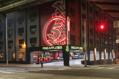 Staypineapple Hotel FIVE Downtown Seattle - image 5