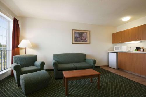 Ramada by Wyndham SeaTac Airport - image 2