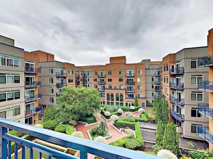 New Listing! Chic Belltown Court Condo With Pool Condo - image 1