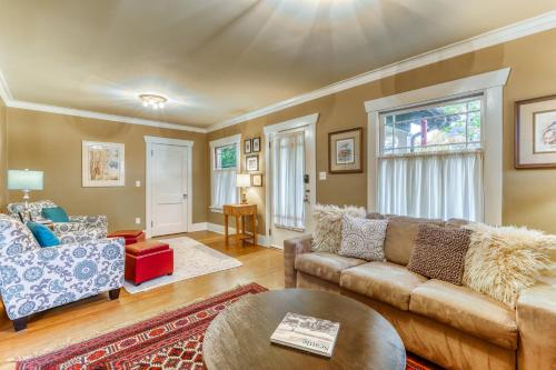 Phinneywood Bungalow - 2 Bed 1 Bath Vacation home in Green Lake - image 4