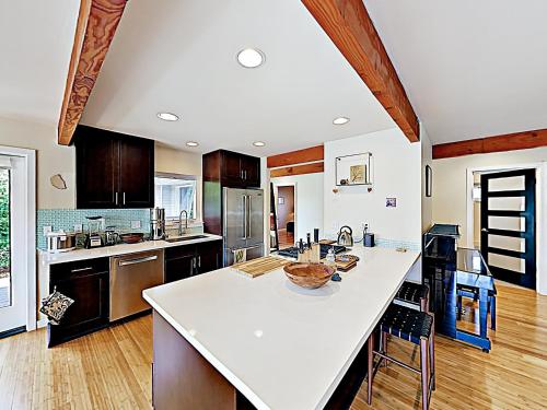 New Listing! Stylish Retreat Near Trendy Ballard home - main image