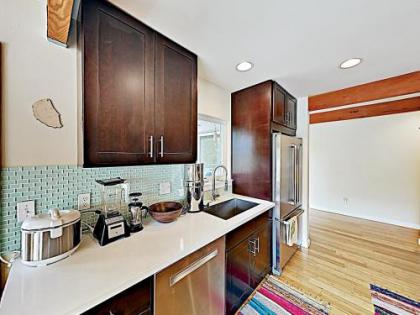 New Listing! Stylish Retreat Near Trendy Ballard home - image 5