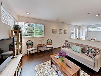 Chic Capitol Hill Townhome with Rooftop Deck & AC townhouse - image 3