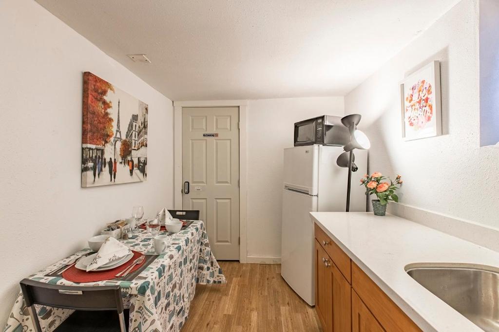 Seattle Urban Village- Unit B- Lago Vista- Lake Union- Sleeps 6 - image 3