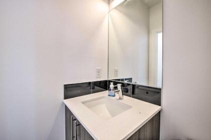 Chic Townhome 2 Miles to Pike Place Market! - image 10