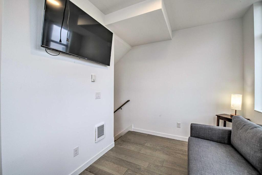 Chic Townhome 2 Miles to Pike Place Market! - image 6