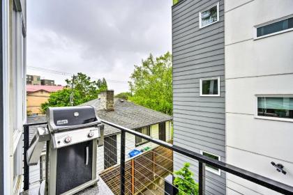 Urban Seattle Retreat with Rooftop Deck and Views - image 10