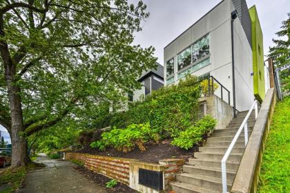 Urban Seattle Retreat with Rooftop Deck and Views - image 3