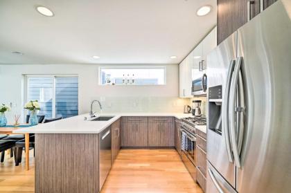 Modern Seattle Townhome with Rooftop Deck! - image 8