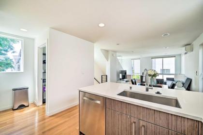 Modern Seattle Townhome with Rooftop Deck! - image 9