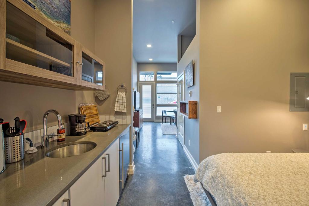 Sleek Seattle Studio 5 Min to Downtown Ballard! - image 5