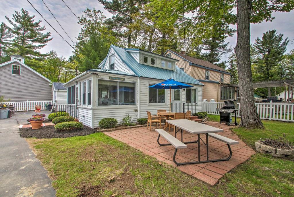 Sebago Lake Cottage with Patio and Beach Access! - main image