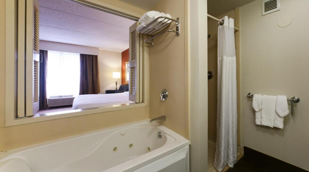 Hilton Garden Inn Secaucus/Meadowlands - image 6